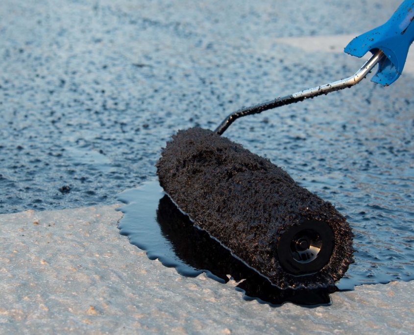 Close-up-view-of-a-fluid-commercial-roof-coating-845x684